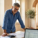 Volto di un commercialista con documenti